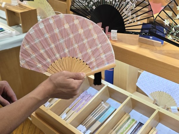 速配资 田子坊翻红！老外“打飞的”来二刷，俄罗斯博主一口气买45把折扇送粉丝