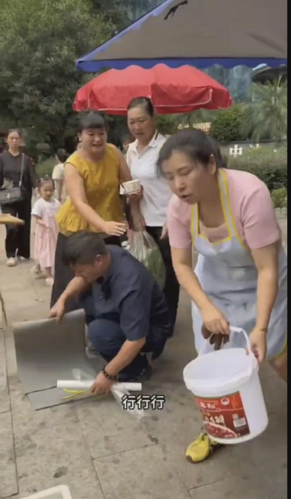 元宝枫资本 网红“三水居士”摆拍视频火了，出借摊位的四川女摊主哭了